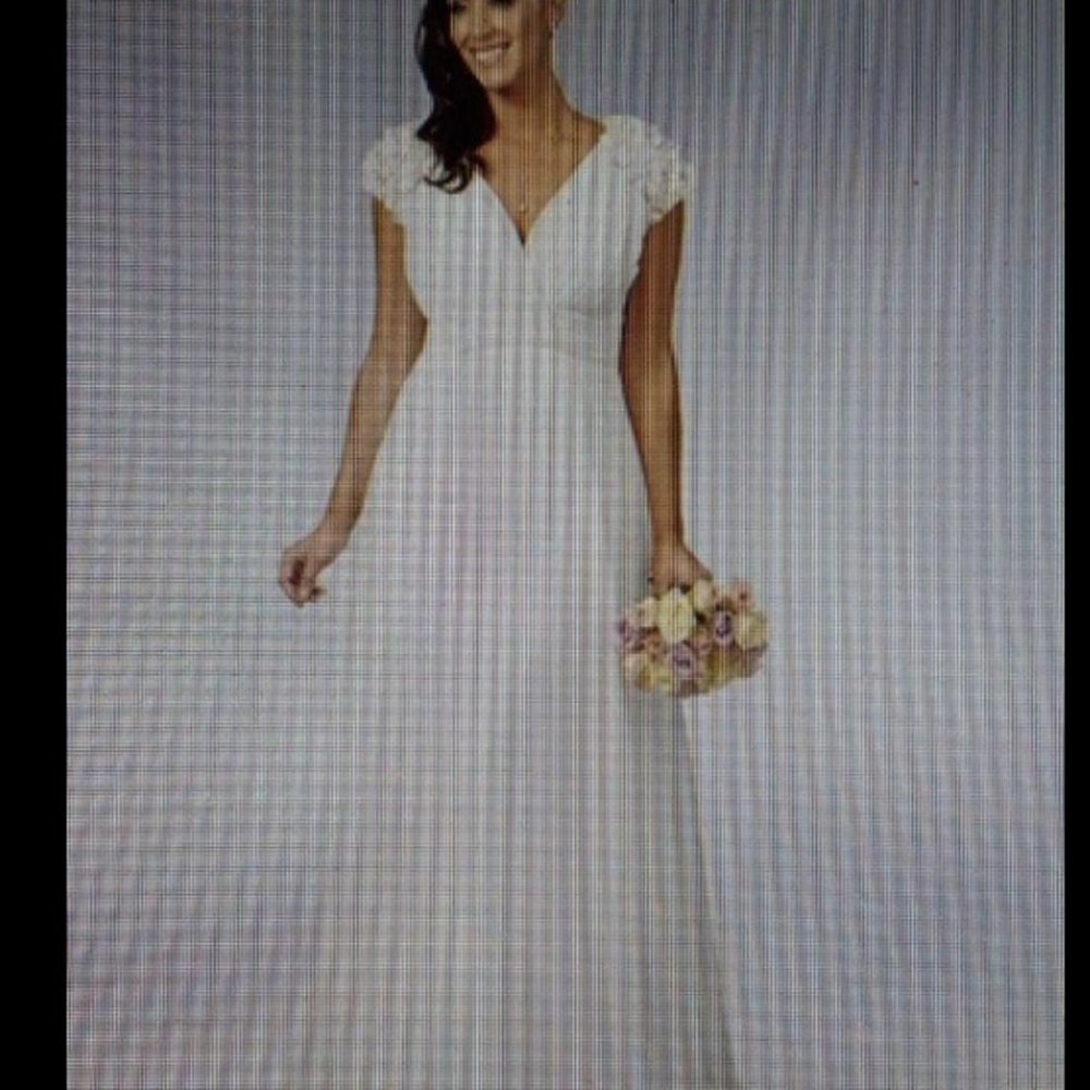 NWOT White V-Neck Cap Sleeve Elegant Fashion Wedding Dress